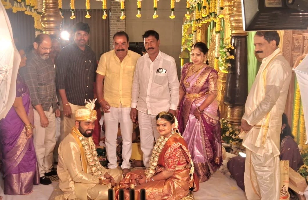 నూతన వధూవరులను ఆశీర్వదించిన మోకు దెబ్బ జాతీయ అధ్యక్షులు                                                                    
